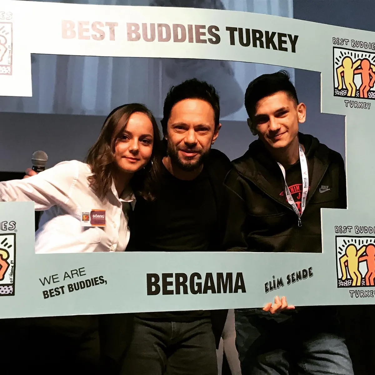 Best Buddies Türkiye etkinliğinde sertifikalarını gösteren katılımcılar