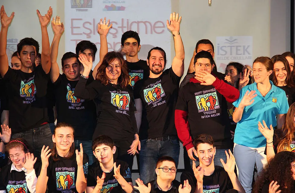 Eşleştirme töreninde ellerini kaldıran Best Buddies Türkiye katılımcıları